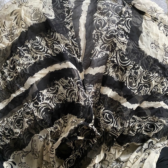 Gorgeous flowy see through top - Picture 3 of 5